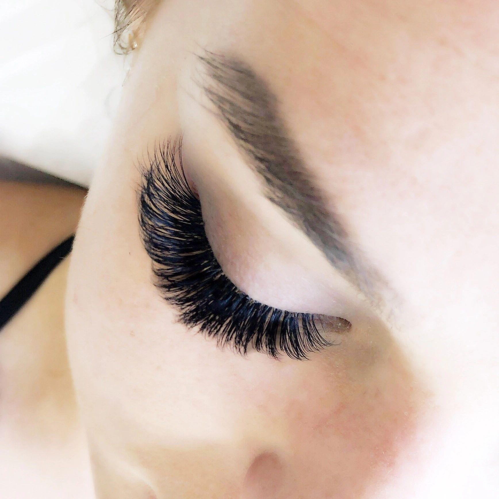 7 Best Tips to Set Up Your Eyelash Extension Room