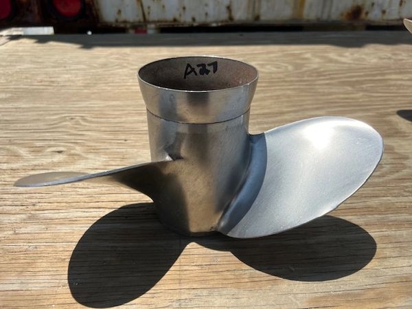 MAKE OFFER Michigan Wheel Propeller 13.25x17 pitch 13 spline RH Prop