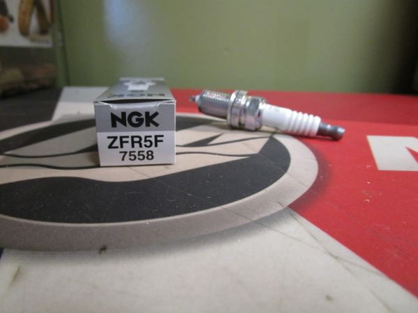 NEW NGK spark plug ZFR5F stock # 7558 Mercury part #33-8M0204728