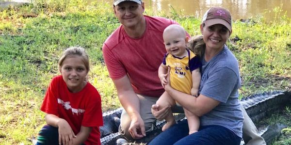 Family hunting alligators