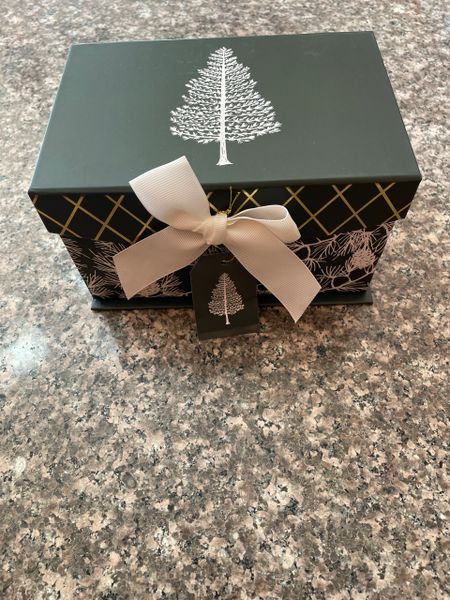 Medium gift box ( Tree) treats and toys