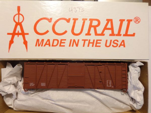 ACCURAIL 4398 HO O.B. 40 FT WOOD 8 PANEL BOXCAR, METAL ENDS, OXIDE RED.