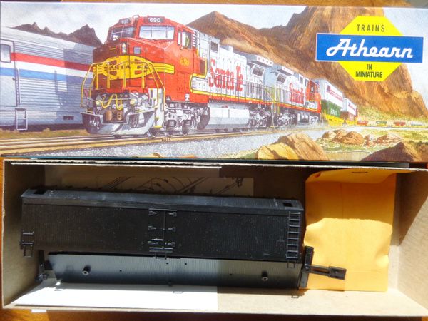 ATHEARN 5330 HO SCALE 50 FT. WOOD EXPRESS REEFER, UNDECORATED. NEW OLD STOCK KIT.