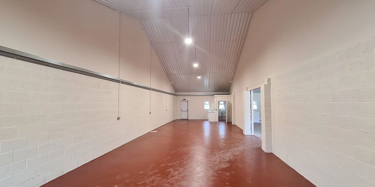 New commercial unit, complete with sockets and high bay lighting 