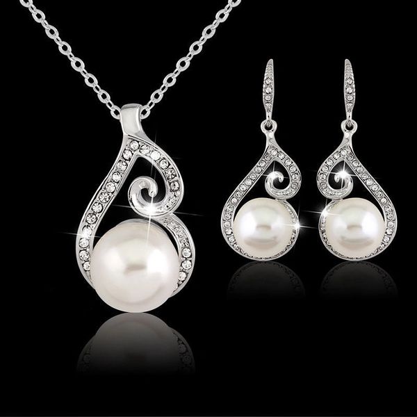 Set of Delicate Rhinestone Crystal & Imitation Pearl Pendant Necklace & Earrings