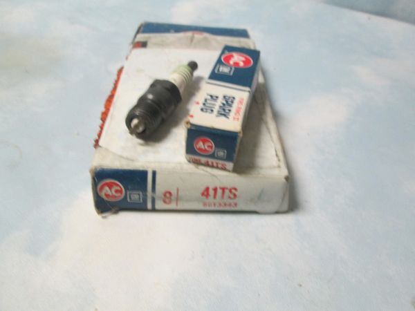 41TS AC SPARK PLUGS NEW