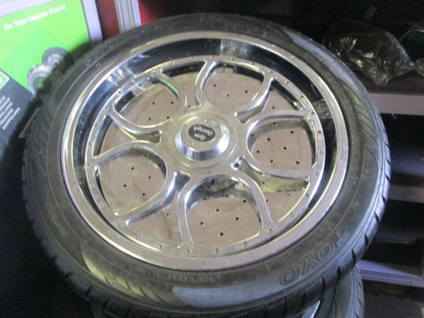 305/40R23 PROXES S/T TOYO TIRES & CHROME RIMS USED