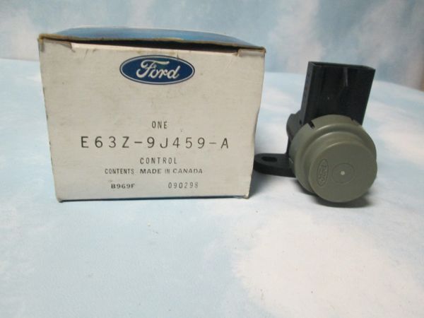 E63Z-9 J459-A FORD EGR VACCUM REGULATOR NEW