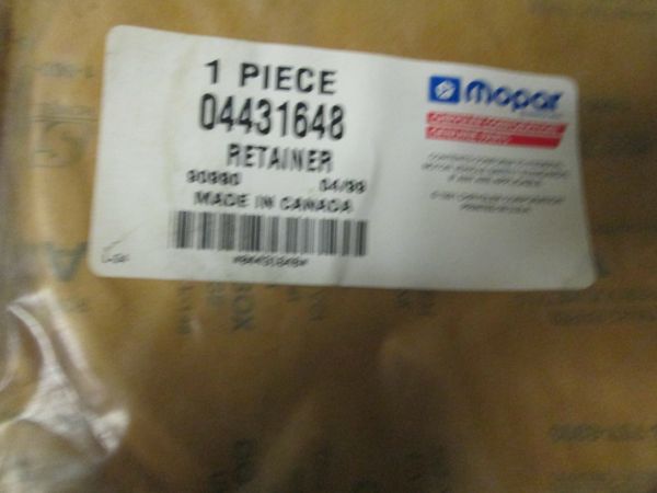 044315648 RETAINER MOPAR (NEW)