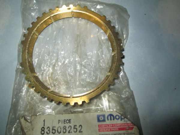 83506252 MOPAR SYNCHR0NIZER RING NEW GOLD