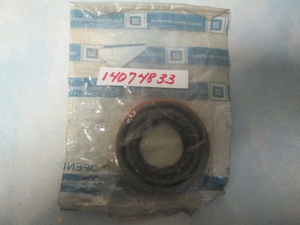 14074833 GMC SAFARI GENUINE REAR SEAL 85-02 NEW