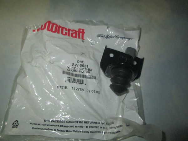 SW-5621 (YL8Z-14018-BA) MOTORCRAFT DOOR OPEN WARNING SWITCH NEW