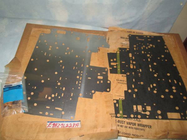 E9AZ-7L228-A FORD GENUINE TRANS SEPERATOR PLATE & GASKET NOS