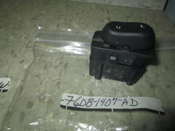F6DB-1407-AD FORD EXPEDITION, LH / DRIVER FRONT OEM DOOR POWER LOCK SWITCH NOS