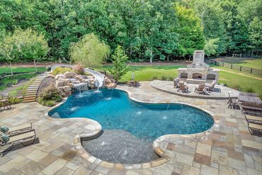 <img src="pool.jpg" alt="pool with outdoor fireplace">