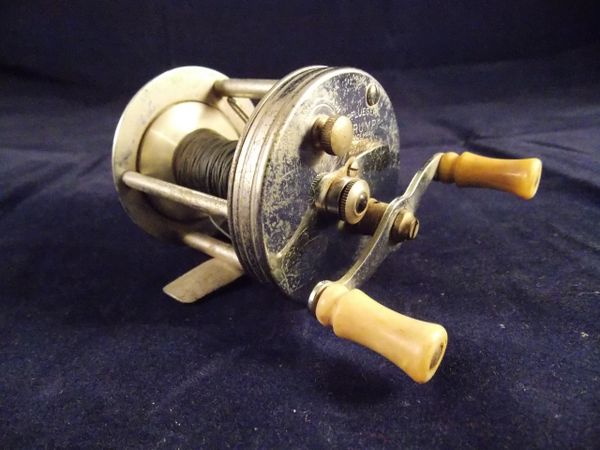 Pflueger TRUMP model 1943 vintage bait casting reel