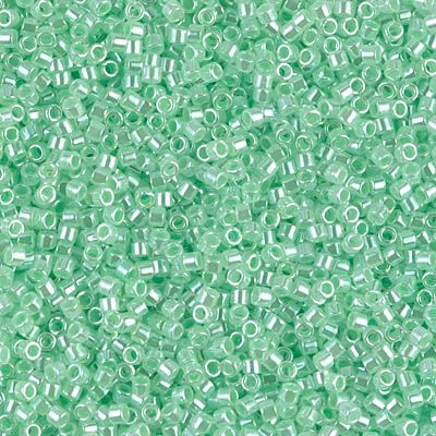 DB0237 Delica Lined Lt Green Crystal/8g