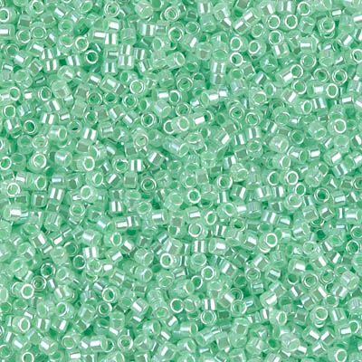 DB0237 Delica Lined Lt Green Crystal/8g