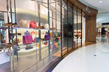 handbag shop with frameless glass shopfront glazing 