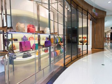 handbag shop with frameless glass shopfront glazing 