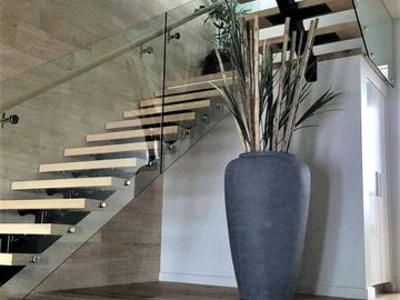 frameless glass staircase balustrade with standoff handrail