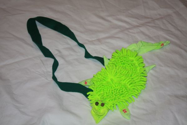 GATOR MEDIUM SIZE, BRIGHT GREEN, GATOR AS PURSE OR BELT BUCKLE.