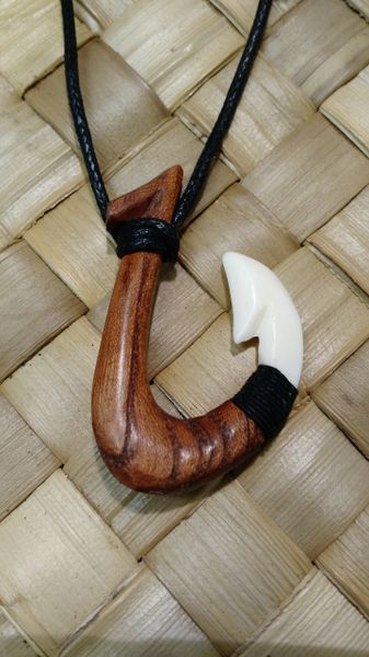 MatauLa'au - Wooden Hook with Bone