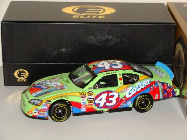 2006 Elite 1/24 #43 Yoplait Go-Gurt Dodge Charger Bobby Labonte CWC