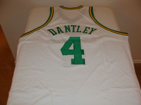 22 Adrian Dantley Jersey Retirement Stock Photos, High-Res Pictures, and  Images - Getty Images