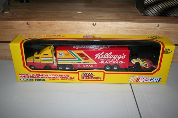 1994 RC 1/64 #5 Kellogg's Corn Flakes Chevy Lumina Terry Labonte Team Transporter & Car Set