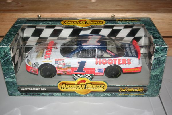 1996 Ertl 1/18 #1 Hooters Restaurants Pontiac GP Rick Mast CWC