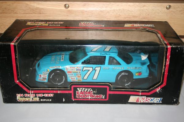 1991 RC 1/24 #71 Big Apple Market Chevy Lumina Dave Marcis CWC