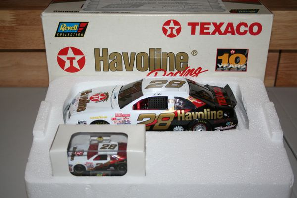 1997 Revell 1/24 & 1/64 #28 Texaco Havoline B/W Ford Tbird Ernie Irvan CWB 2-Car Set