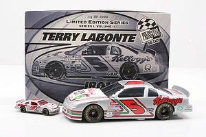 1996 Action 1/24 and 1/64 #5 Kellogg's Ironman Commemorative Set Terry Labonte