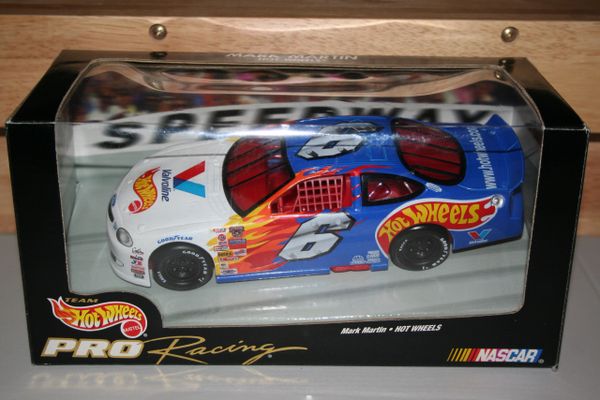 1998 HW Pro 1 24 6 Valvoline Hot Wheels Ford Taurus Mark Martin CWC Lone Star Throwbacks