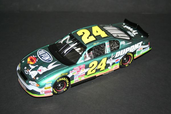 2001 Action 1/24 #24 Dupont "Looney Tunes - Bugs" Chevy MC Jeff Gordon CWC LOOSE