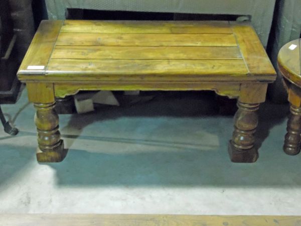 Rectangular Coffee Table with Turned Legs - Mango Wood