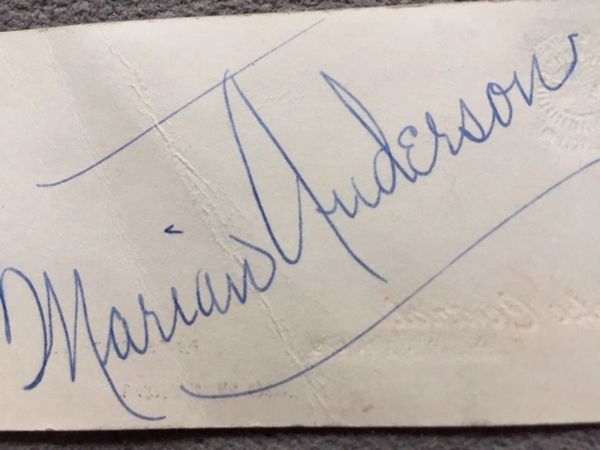 ANDERSON, MARIAN SIGNATURE ON CARD FIRST AFRICAN AMERICAN OPERA CONTRALTO