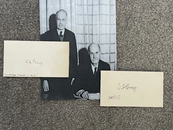 BRAGG, WILLIAM HENRY & WILLIAM LAWRENCE BRAGG SIGNED CARDS, NOBEL PRIZE, PHYSICISTS