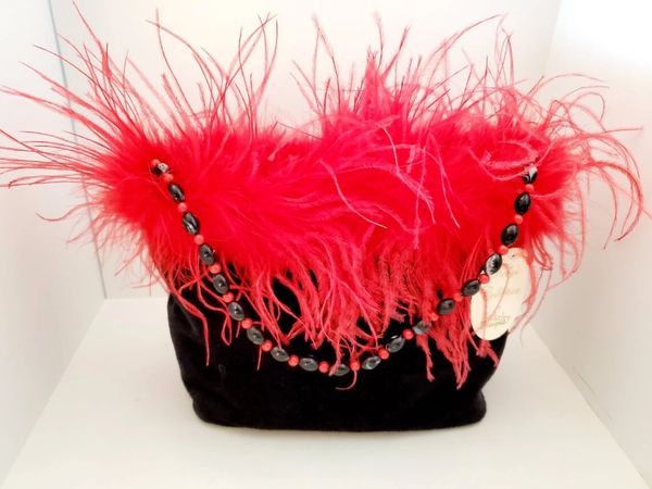 Berkeley Designs Blk Poly Cotton Tote w/Red Faux Feathers. 9w9h4d