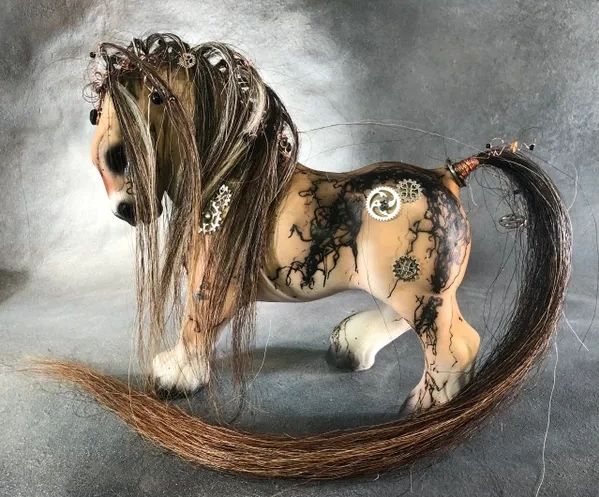 Dakota Bones Ltd - Custom Horse Hair Pottery and Paintings