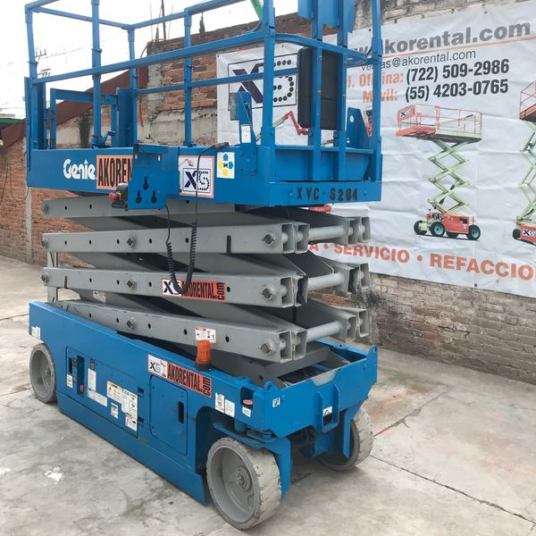 RENTA DE PLATAFORMA DE TIJERA GENIE, MODELO GS3232.  AKORENTAL