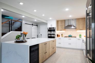 The combination of flat door panels in light oak laminate and matte white are a perfect compliment.