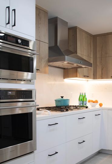 The combination of flat door panels in light oak laminate and matte white are a perfect compliment.