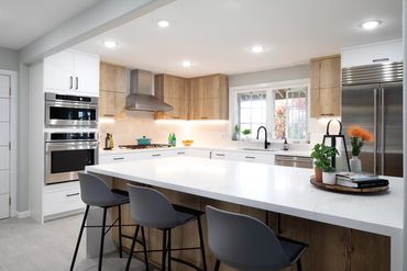 The combination of flat door panels in light oak laminate and matte white are a perfect compliment.