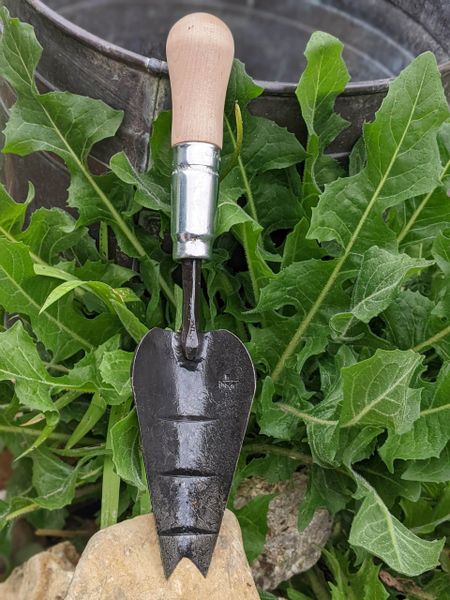 Hand deals trowel tool