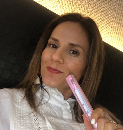 Vanessa Castillo con su termómetro basal para registrar su ciclo menstrual 