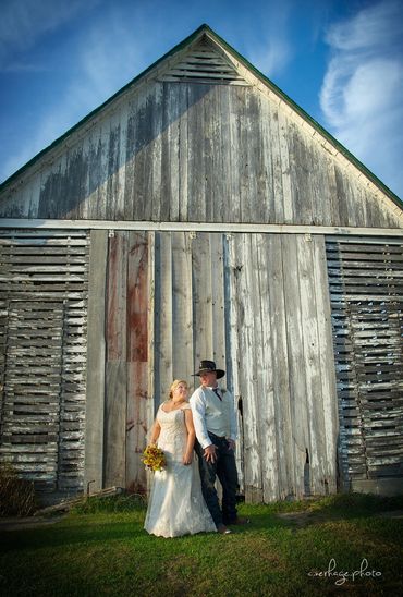 barn wedding, rustic wedding, bride groom outdoor wedding, wedding photography, wisconsin wedding
