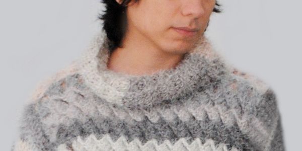 Turtleneck sweater with 3D stitch.