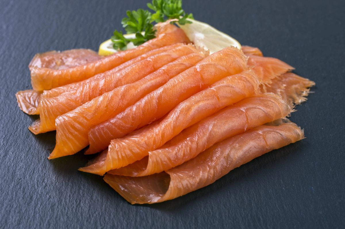 smoked-salmon-1kg-side-sliced